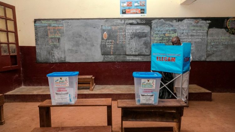 Un seggio elettorale a Yaoundé