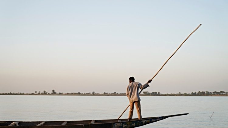 Un homme dirige une pirogue sur le fleuve Niger, à Segou (Mali) le 6 février 2020