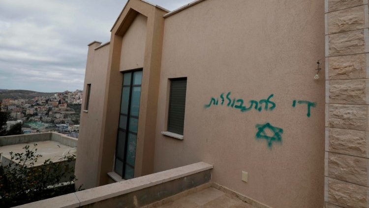  Shkrimet frikësuese hebraisht mbi muret e shtëpive në Jish