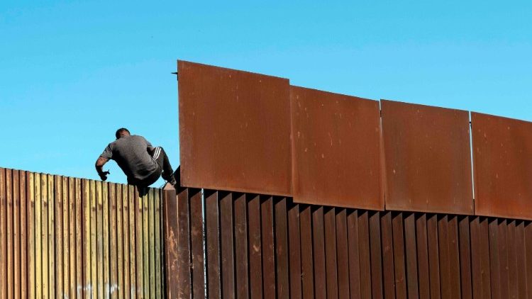 Un homme passe la frontière entre le Mexique et les États-Unis le 11 février 2020.
