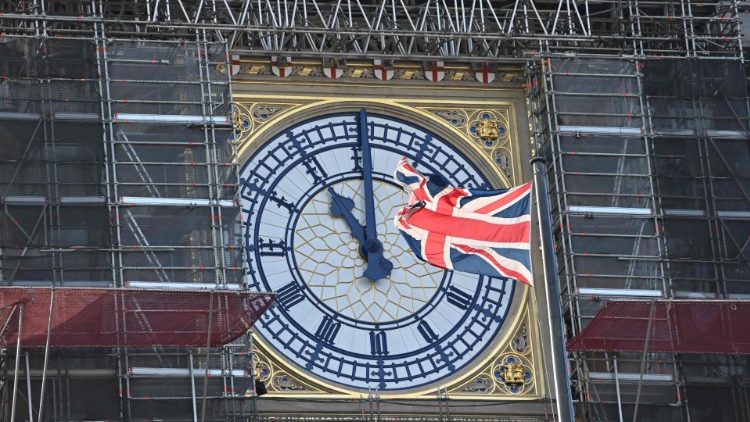 Die britische Flagge vor dem Big Ben