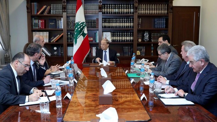 Le président libanais, Michel Aoun, a convoqué une réunion financière au palais présidentiel de Baabda à laquelle ont participé le ministre des Finances et le gouverneur de la Banque centrale du Liban, le 13 février 2020.  