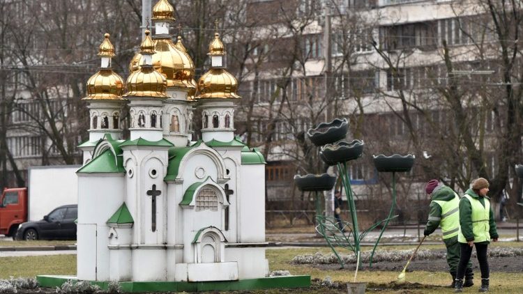 Parque em Kiev com uma reprodução de igreja ortodoxa