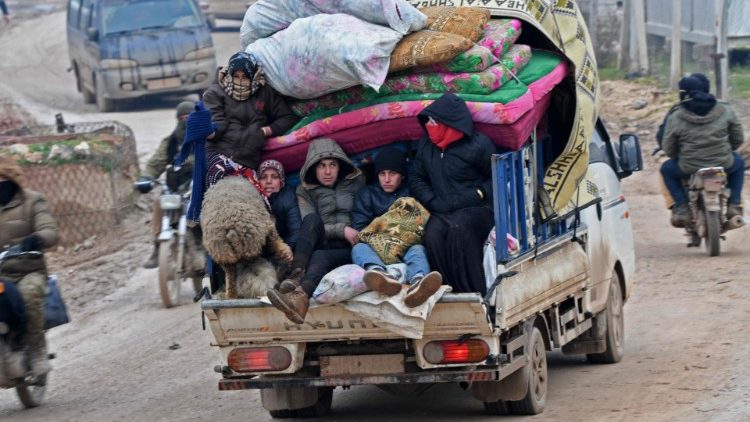 Eine vertriebene syrische Familie flieht in Richtung türkischer Grenze