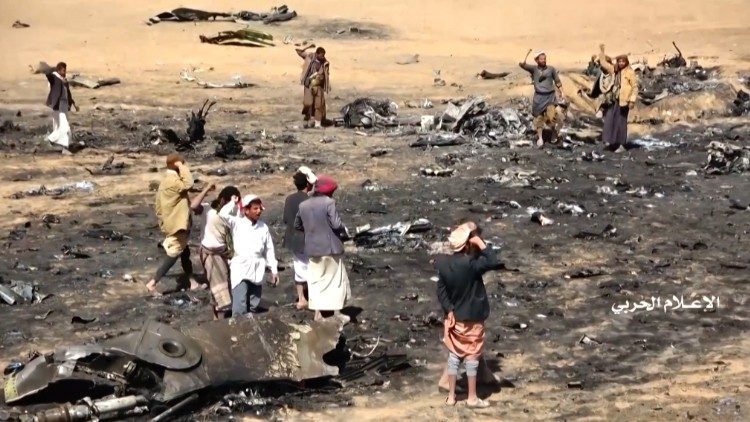  Rebeldes Huti depois da destruição de um cárcere saudita