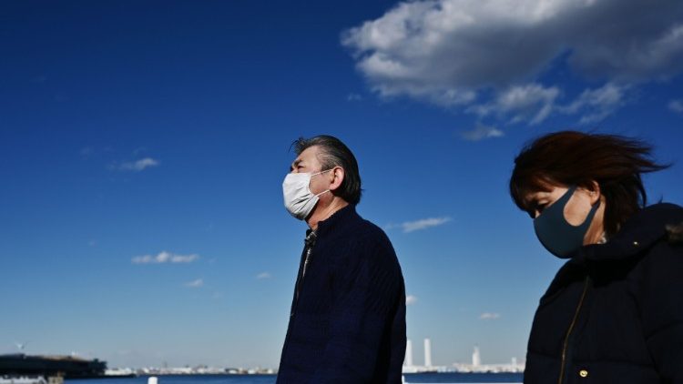 A Yokohama, des personnes portant un masque chirurgical pour se protéger de l'épidémie de Coronavirus, le 18 février 2020.