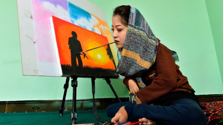 Artista Robaba Mohammadi, de 19 anos, em seu ateliê em Cabul