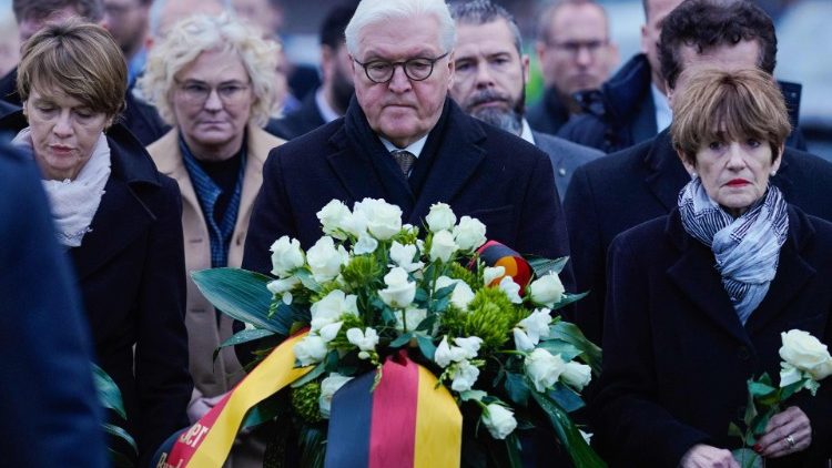 Le président Frank-Walter Steinmeier tenant une gerbe de fleurs lors d'une veillée en hommage aux vicimes à Hanau, le 20 février 2020