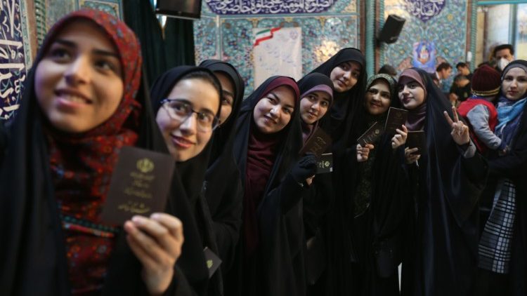 Donne iraniane in fila al seggio elettorale