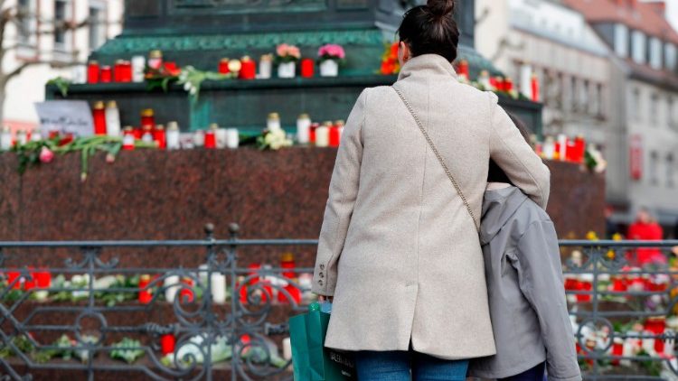 Les Allemands sont nombreux à déposer fleurs et bougies en hommage aux victimes d'Hanau