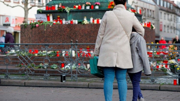 Цвеќе и свеќи за убиените во германскиот град Ханау