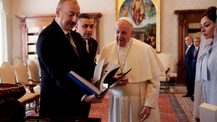 Le Pape et le président azéri lors du traditionnel échange de cadeaux. 