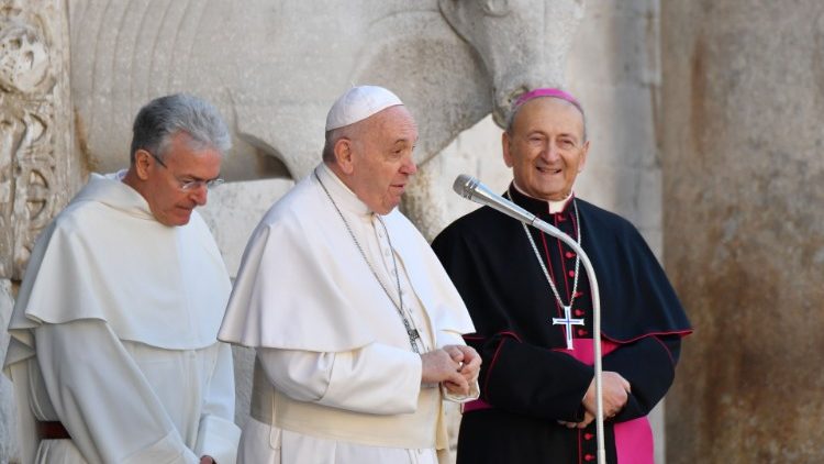 O Papa saúda os fiéis fora da Basílica de São Nicolau, em Bari