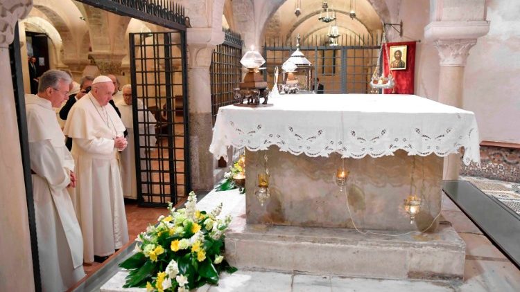 Franziskus betete am Sonntag am Grab des hl. Nikolaus von Myra