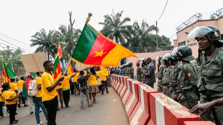 Februar 2020: Eine Demonstration junger Befürworter von Präsident Biya vor der Französischen Botschaft 