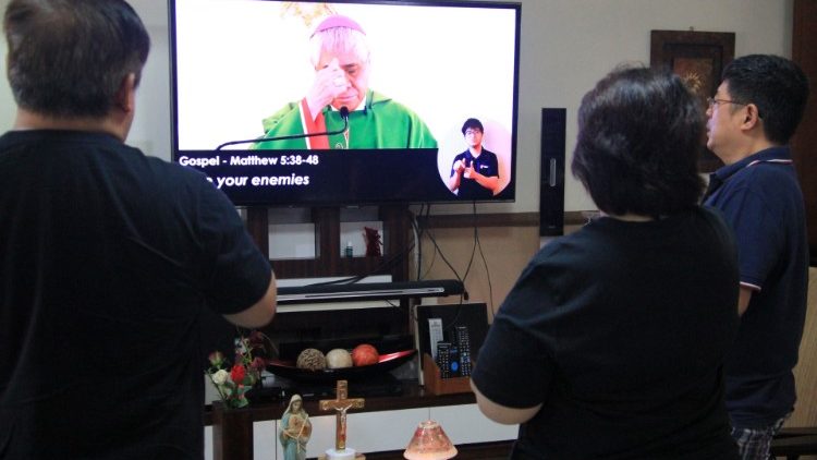 Вярващи от Сингапур следят литургията за откриването на Юбилея