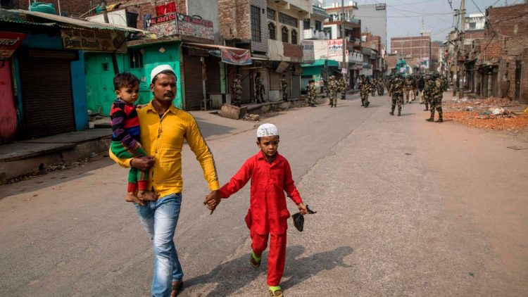 Indien: Muslimischer Vater mit Kindern