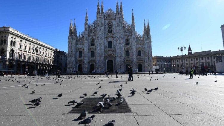 Piazza del Duomo, em Milão, quase vazia