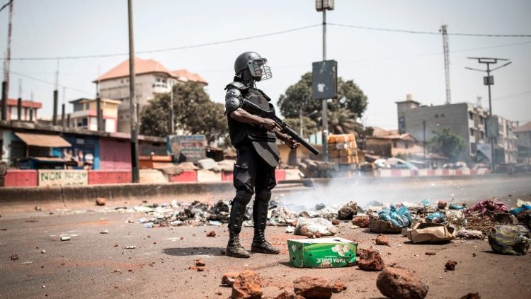 Policier dans les rues de Conakry le 29 février