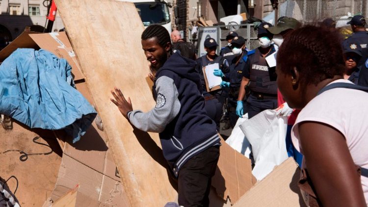 Sicherheitskräfte in Kapstadt lösen Anfang März ein Camp von Hunderten von Migranten und Flüchtlingen aus mehreren Staaten Afrikas auf