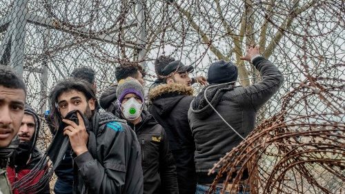Migranti: ancora scontri al confine greco-turco