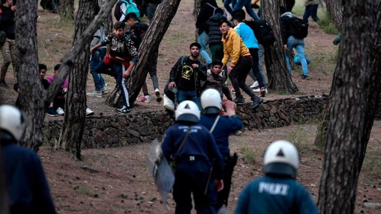 Migrantes na fronteira entre Grécia e Turquia