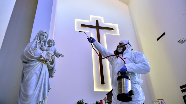Agente de saúde pulveriza igreja em Beirute