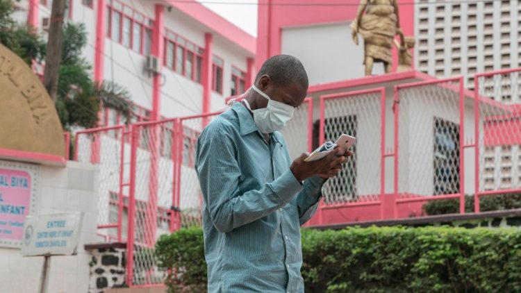 Un homme portant un masque devant l'hôpital général de Yaoundé.
