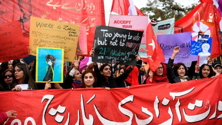 Los manifestantes marcharon en las ciudades pakistaníes el 8 de marzo para conmemorar el Día Internacional de la Mujer en una sociedad ultraconservadora en la que las mujeres siguen siendo ejecutadas según los antiguos códigos de "honor".