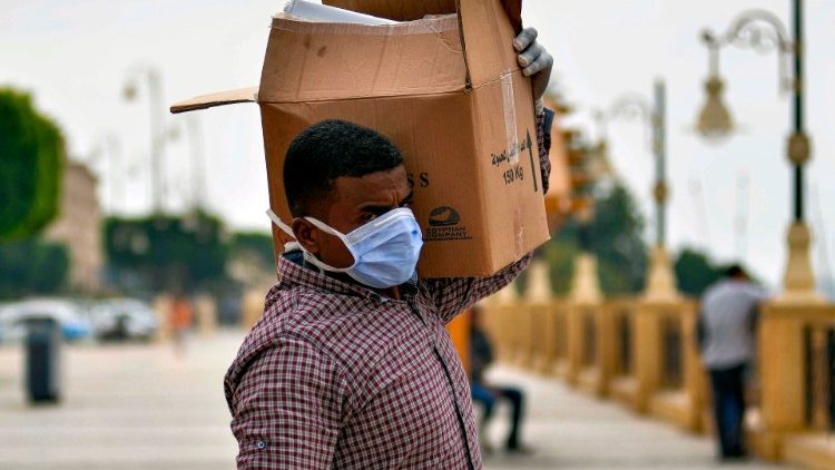 Segundo dados oficiais fornecidos pelo Ministério da Saúde do Egito, foram registrados no país menos sessenta casos de infecção por coronavírus. 