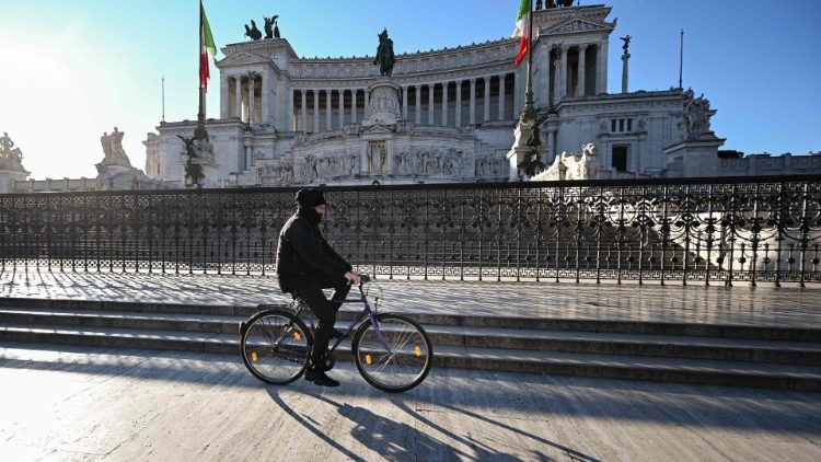 Du soleil mais peu de monde dans le centre-ville de Rome ce mardi 10 mars, alors que tout le pays vient d'être placé en quarantaine. Ici près du monument Victor-Emmanuel II.