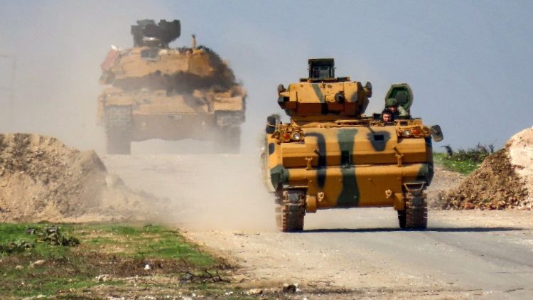 Véhicule blindé turc le long de la stratégique autoroute M4 dans la province syrienne d'Idleb. 