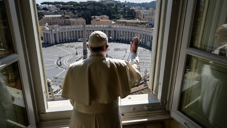 Påven Franciskus vinkar efter att ha bett Angelus i sitt bibliotek 