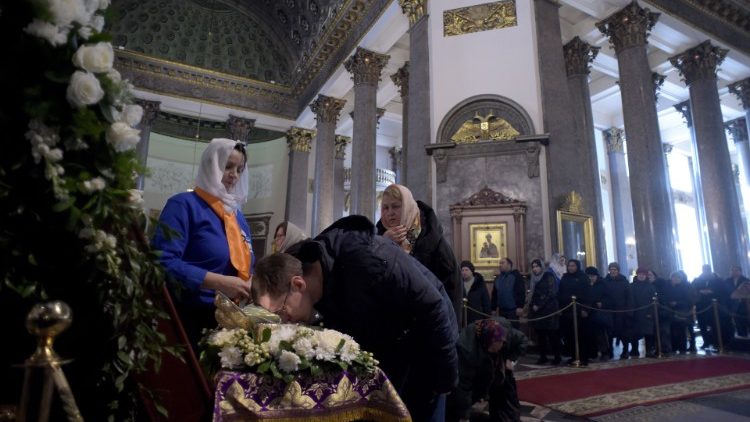 In der Kasaner Kathedrale in Sankt Petersburg küssen Gläubige die Statue Johannes des Täufers