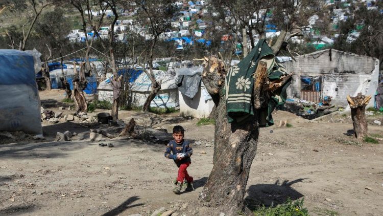 Un jeune garçon dans le camp de Moria sur l'île de Lesbos en Grèce