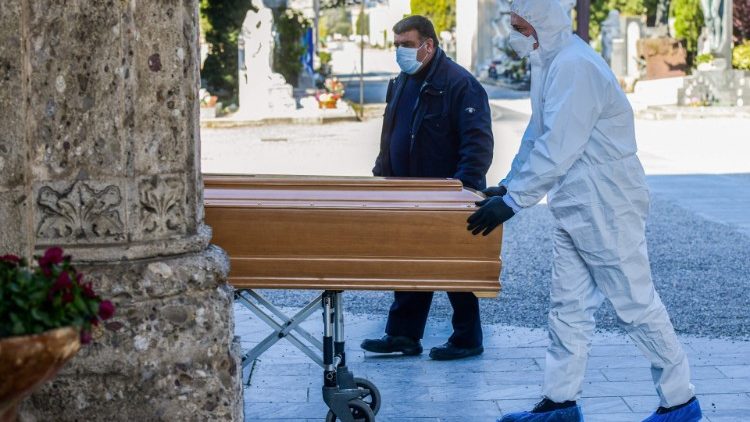 Bergamo: chorzy umierają w samotności, bez sakramentów