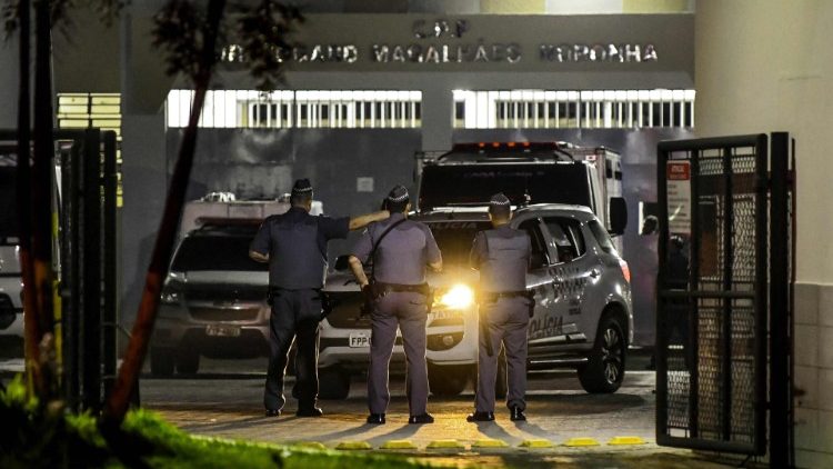 Cientos de prisioneros se rebelaron y huyeron de varias cárceles en el interior de Sao Paulo el 16 de marzo después de que las autoridades suspendieran la liberación temporal de los reclusos para evitar la propagación del coronavirus. 
