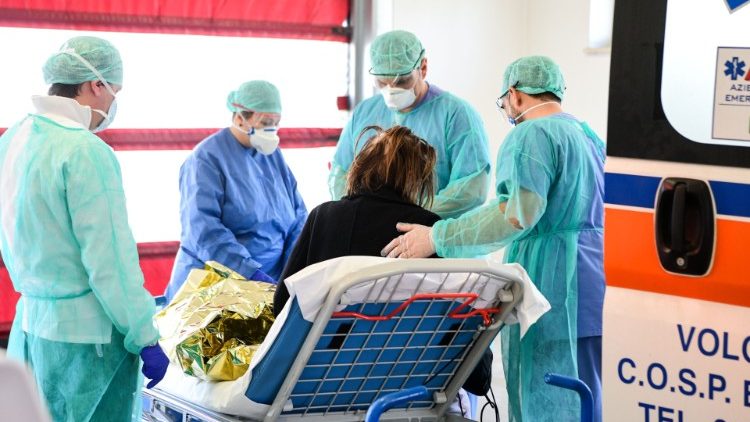 इटली के अस्पताल में कोरोना वायरस रोगियों की सेवा