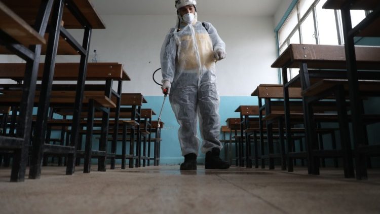 Auch in Afrin (Provinz Aleppo) werden die Schulen gegen das Coronavirus desinfiziert