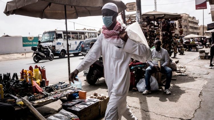 Befolkning med ansiktsmasker  i Senegal
