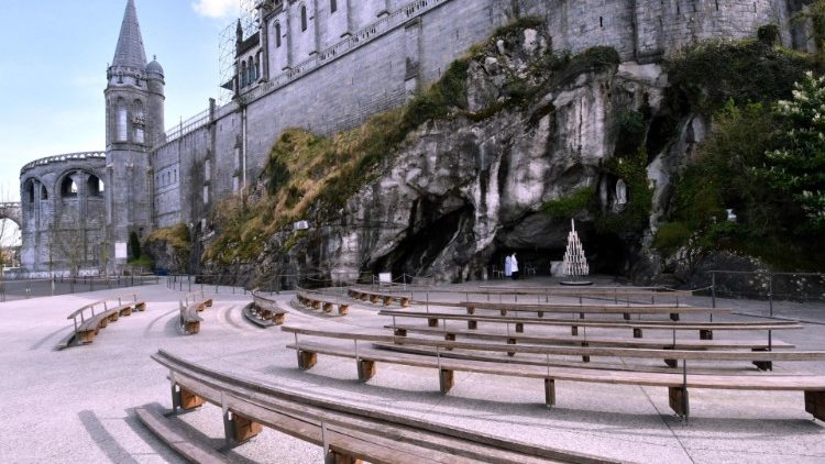 Le sanctuaire marial de Lourdes désert. 