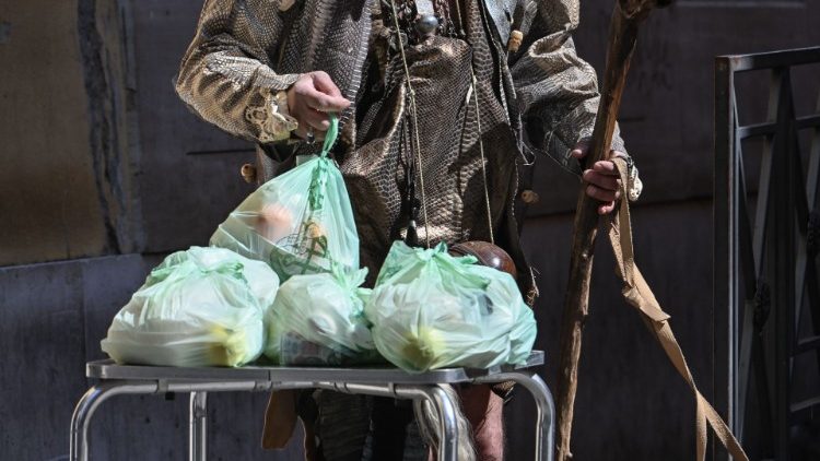 Sacchettidi cibo distribuiti ai senzatetto