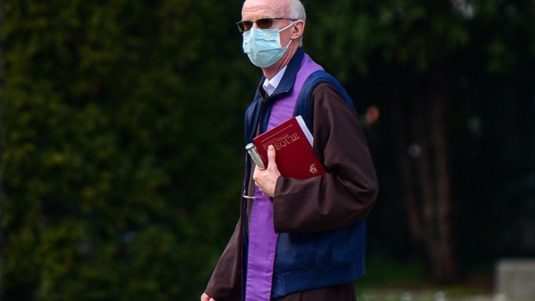 Präst med munskydd