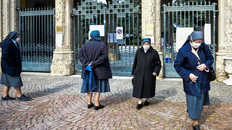 Une groupe de religieuses devant un cimetière de Bergame, au nord de l'Italie, le 20 mars 2020.