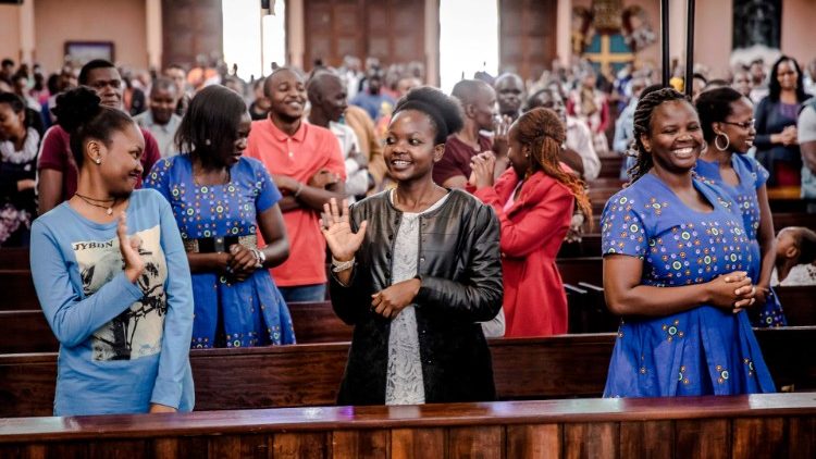 Fiéis durante a celebração da Eucaristia em Nairobi, Quénia