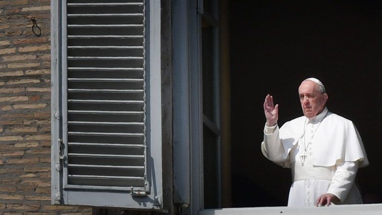 Nach dem Angelus: Der Papst segnet den (leeren) Petersplatz