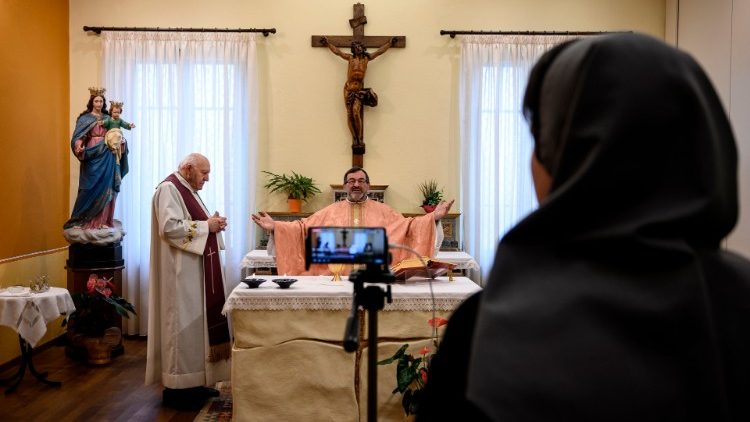 O registro de uma missa celebrada via streaming em março deste ano, direto de Cuneo, na Itália