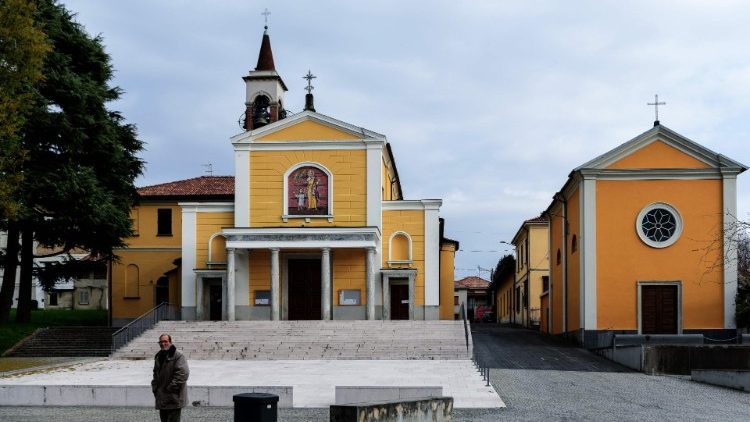 Prazna okolica cerkva v Italiji v času pandemije coronavirusa.