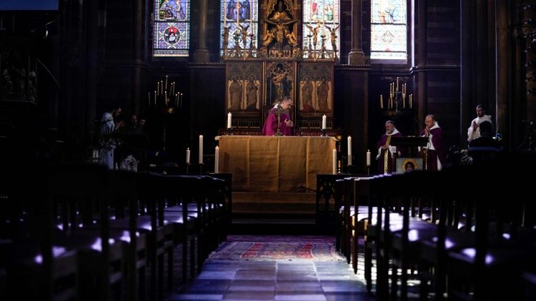 Một Thánh lễ không có giáo dân tại nhà thờ thánh An-tôn ở Bruxelles