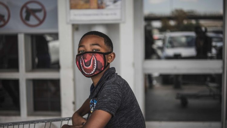 Menino com máscara protetora em Soweto, Johannesburg. África do Sul
